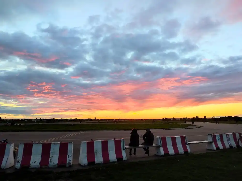 Sonnenuntergang auf dem Tempelhofer Feld