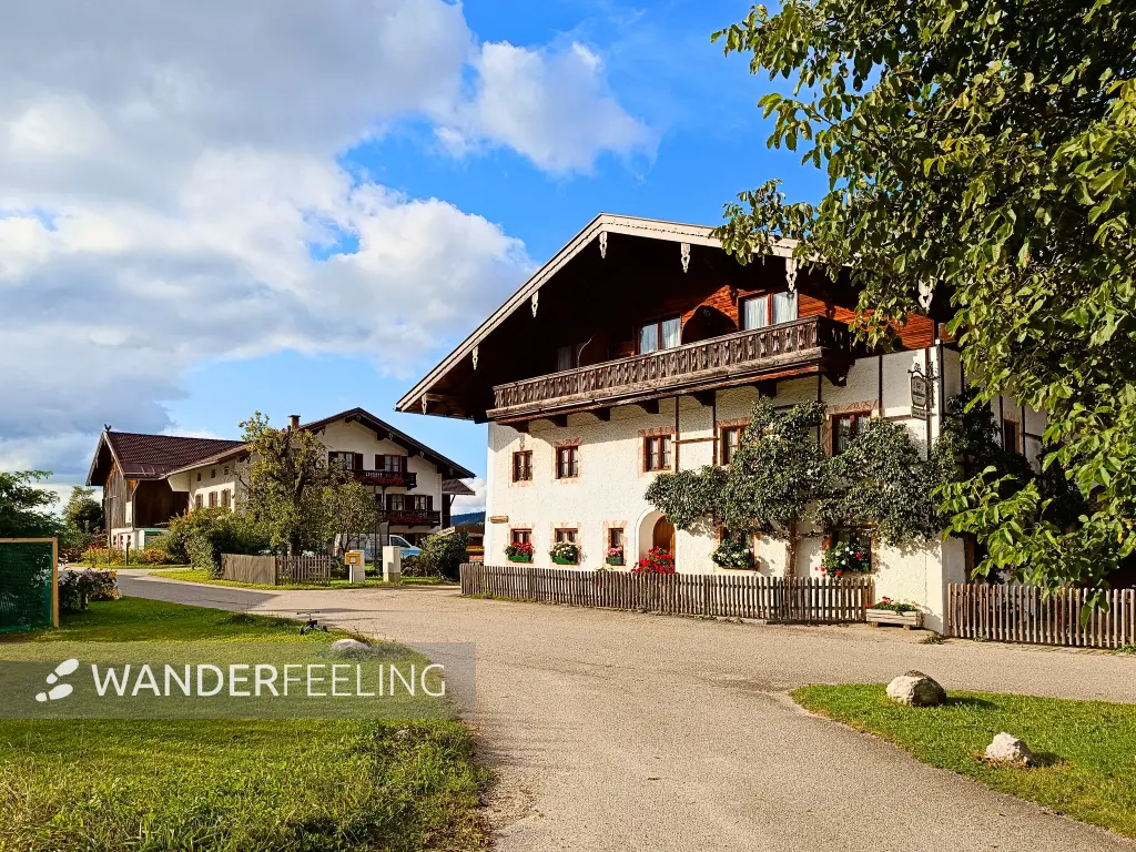 202409171-23 - Alpenländische Häuser in Breitmoos bei Inzell, Chiemgau, Bayern, Deutschland