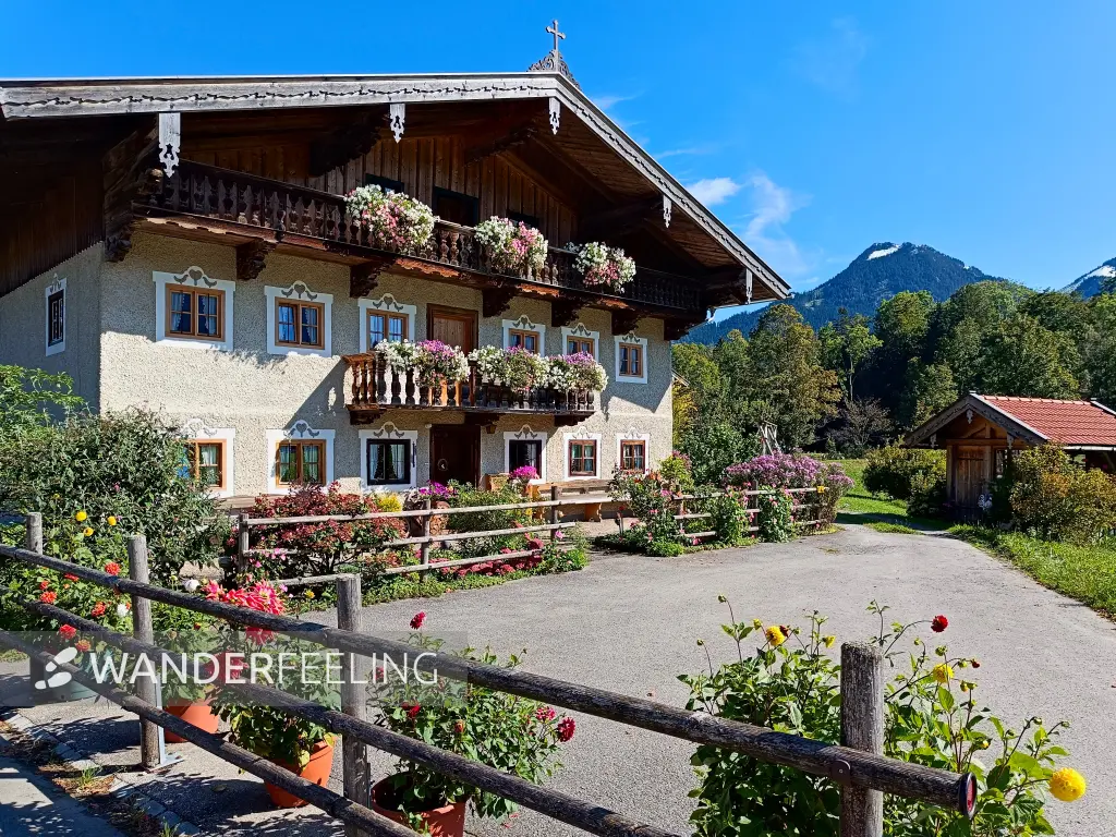202409180-03 - Alpenländisches Haus in Trach, Oberbayern, Bayern, Deutschland