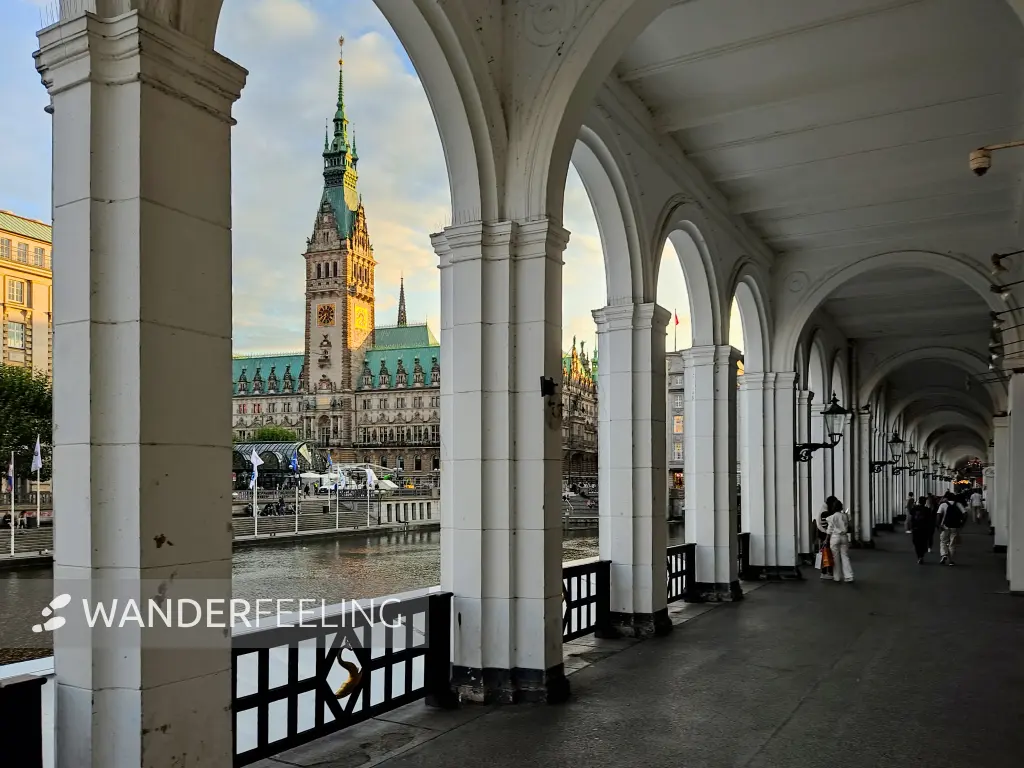 202309220-35 - Alsterarkaden in der Neustadt, Hamburg, Deutschland