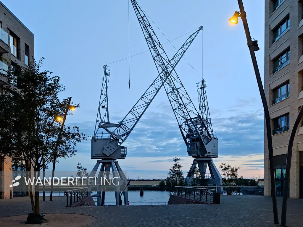 202309220-49 - Alte Kräne in der HafenCity, Hamburg, Deutschland