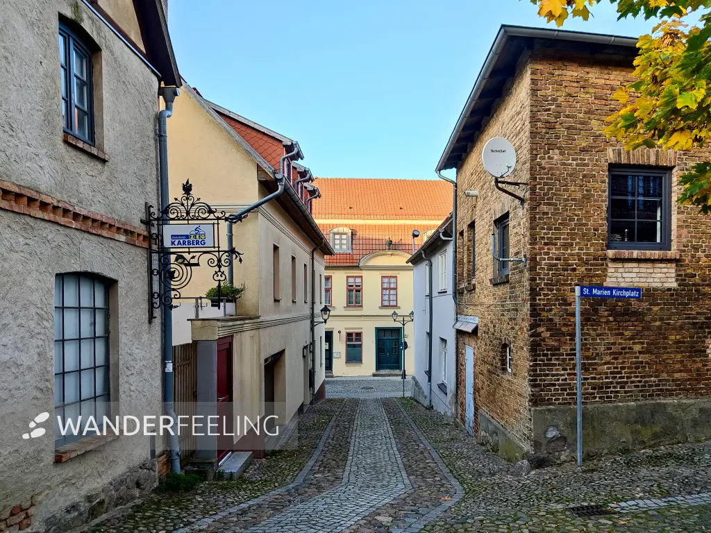 202310300-31 - Altstadtgasse in Waren, Mecklenburgische Seenplatte, Mecklenburg-Vorpommern, Deutschland