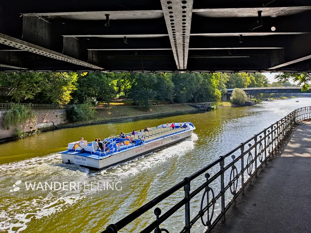 202309210-17 - Ausflugsschiff auf der Kanal-Trave in Lübeck, Lübecker Bucht, Schleswig-Holstein, Deutschland