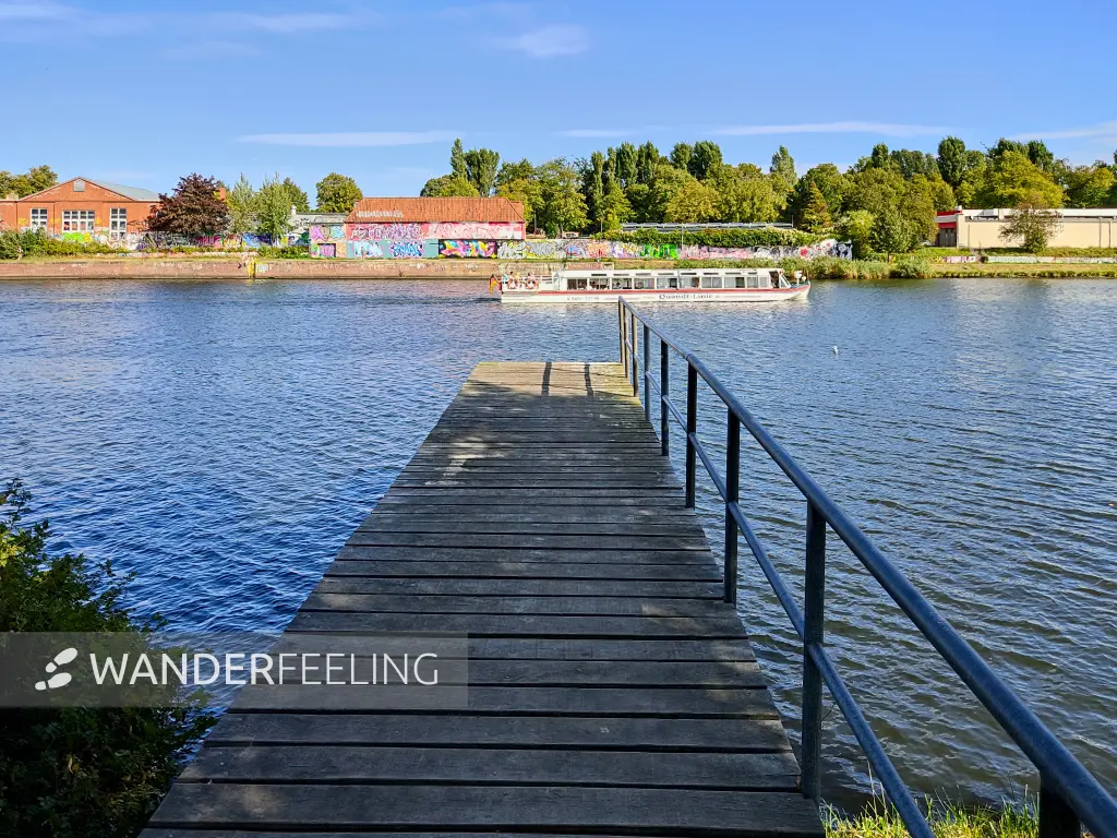 202309210-19 - Ausflugsschiff auf der Kanal-Trave in Lübeck, Lübecker Bucht, Schleswig-Holstein, Deutschland