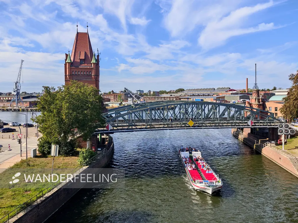 202309210-20 - Ausflugsschiff auf der Kanal-Trave in Lübeck, Lübecker Bucht, Schleswig-Holstein, Deutschland