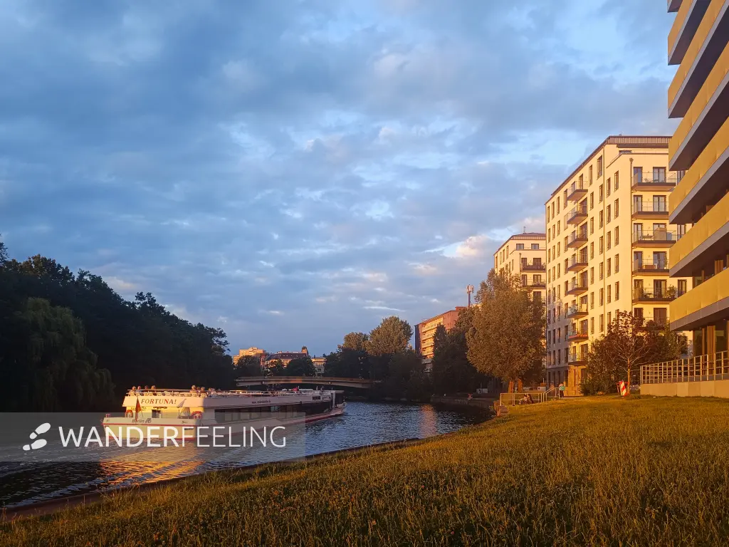 202506280-01 - Ausflugsschiff auf der Spree, Berlin, Deutschland