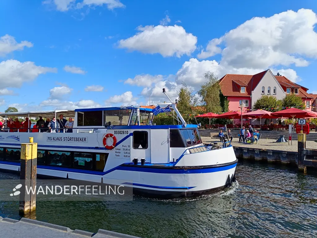 202509120-06 - Ausflugsschiff in der Inselstadt Malchow, Mecklenburgische Seenplatte, Mecklenburg-Vorpommern, Deutschland