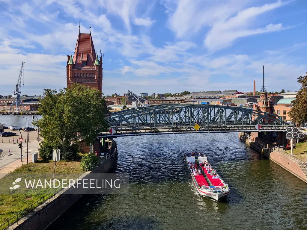202309210-20 - Aussflugsschiff auf der Kanal-Trave in Lübeck, Lübecker Bucht, Schleswig-Holstein, Deutschland