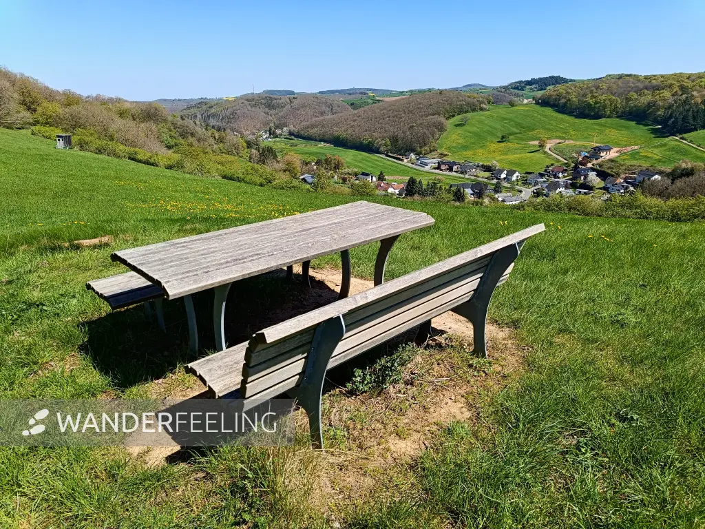 202604220-25 - Aussichtspunkt mit Bank bei Vollem, Eifel, Nordrhein-Westfalen, Deutschland