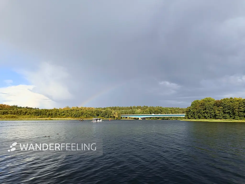 202509120-40 - Autobahnbrücke und Regenbogen am Petersdorfer See, Mecklenburgische Seenplatte, Mecklenburg-Vorpommern, Deutschland