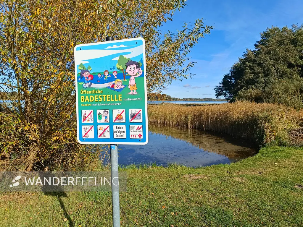 202510130-15 - Badestelle auf der Insel Schwerin bei Krakow am See, Mecklenburgische Seenplatte, Mecklenburg-Vorpommern, Deutschland