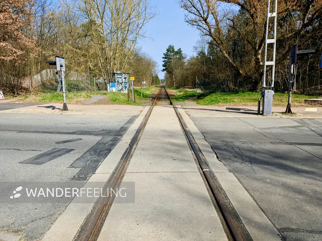 202304100-09 - Bahnübergang in Spandau, Berlin, Deutschland