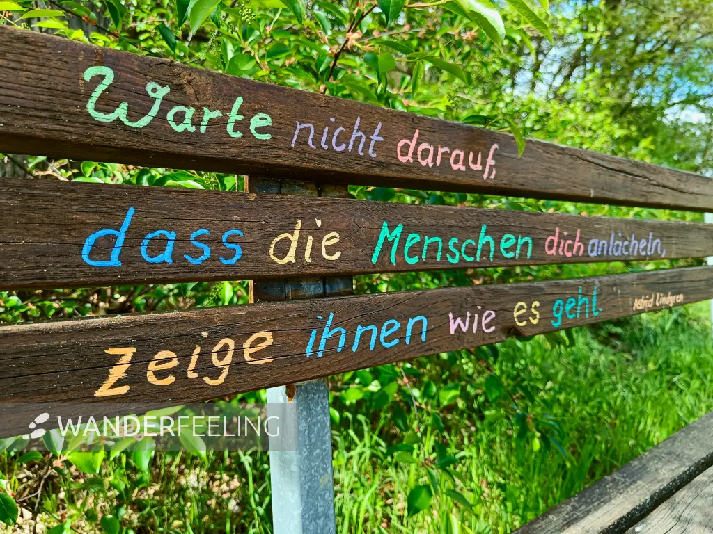 202605040-27 - Bank mit Spruch von Astrid Lindgren bei Sternberg, Mecklenburgische Seenplatte, Mecklenburg-Vorpommern, Deutschland