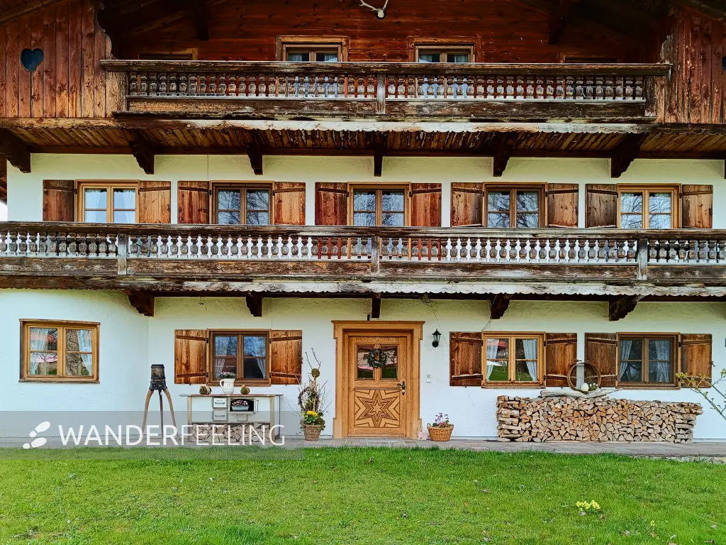 202403201-25 - Bauernhaus bei Gmund, Oberbayern, Bayern, Deutschland
