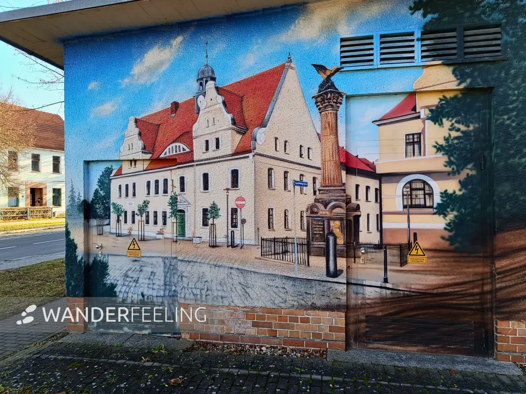 202512150-02 - Bemaltes Trafohäuschen in Doberlug-Kirchhain, Elbe-Elster-Land, Brandenburg, Deutschland