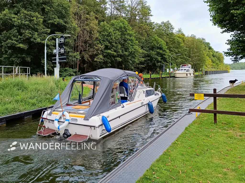 202508160-03 - Boot an der Kannenburger Schleuse bei Hammelspring, Uckermark, Brandenburg, Deutschland