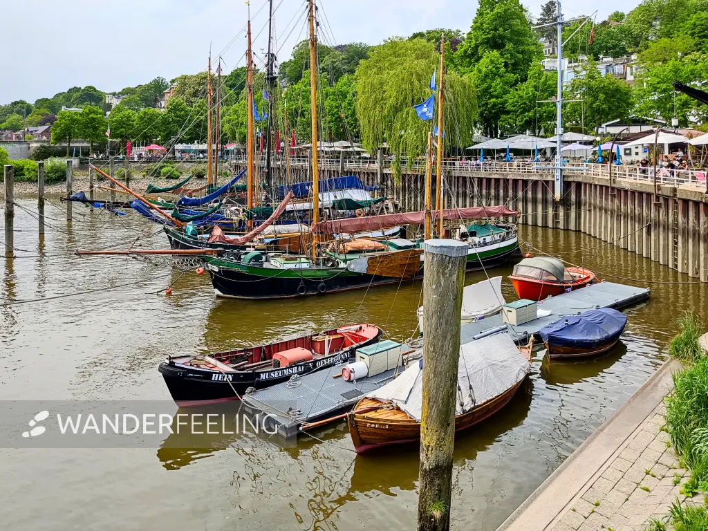 202305220-30 - Boote auf der der Elbe bei Övelgönne, Hamburg, Deutschland