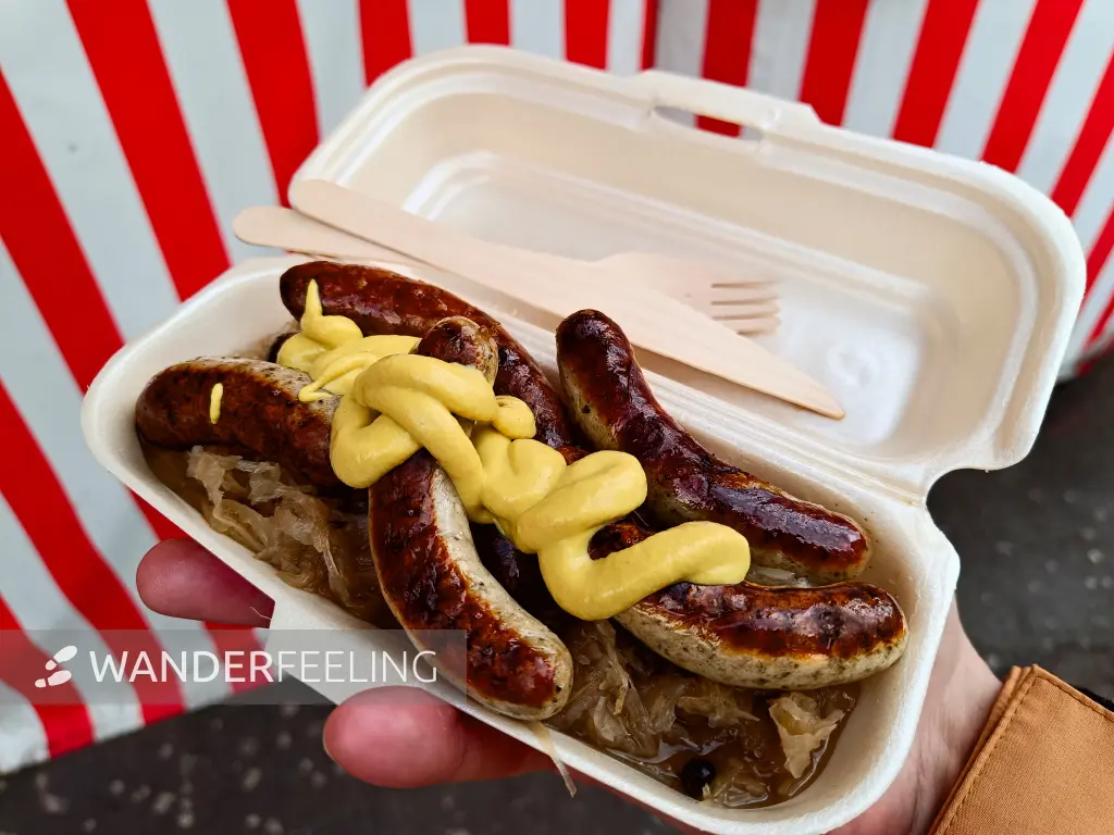 202403150-13 - Bratwürste mit Sauerkraut in Nürnberg, Franken, Bayern, Deutschland