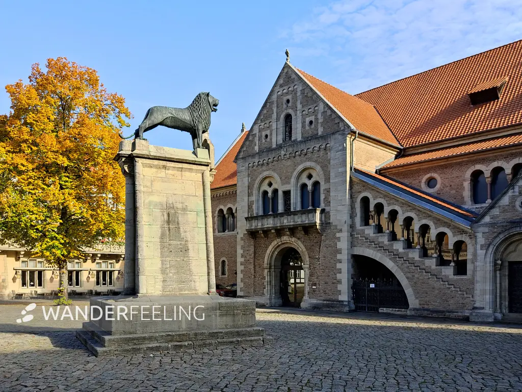 202210040-21 - Braunschweiger Löwe und Burg Dankwarderode in Braunschweig, Niedersachsen, Deutschland