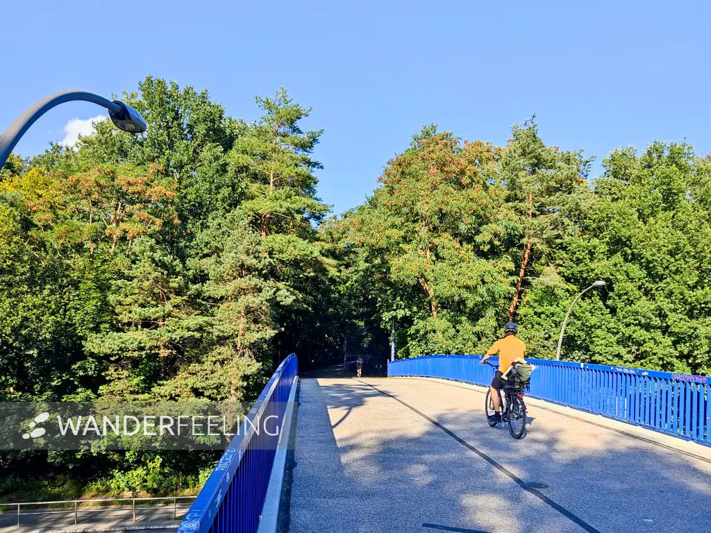 202308221-01 - Brücke am Altonaer Volkspark in Altona, Hamburg, Deutschland