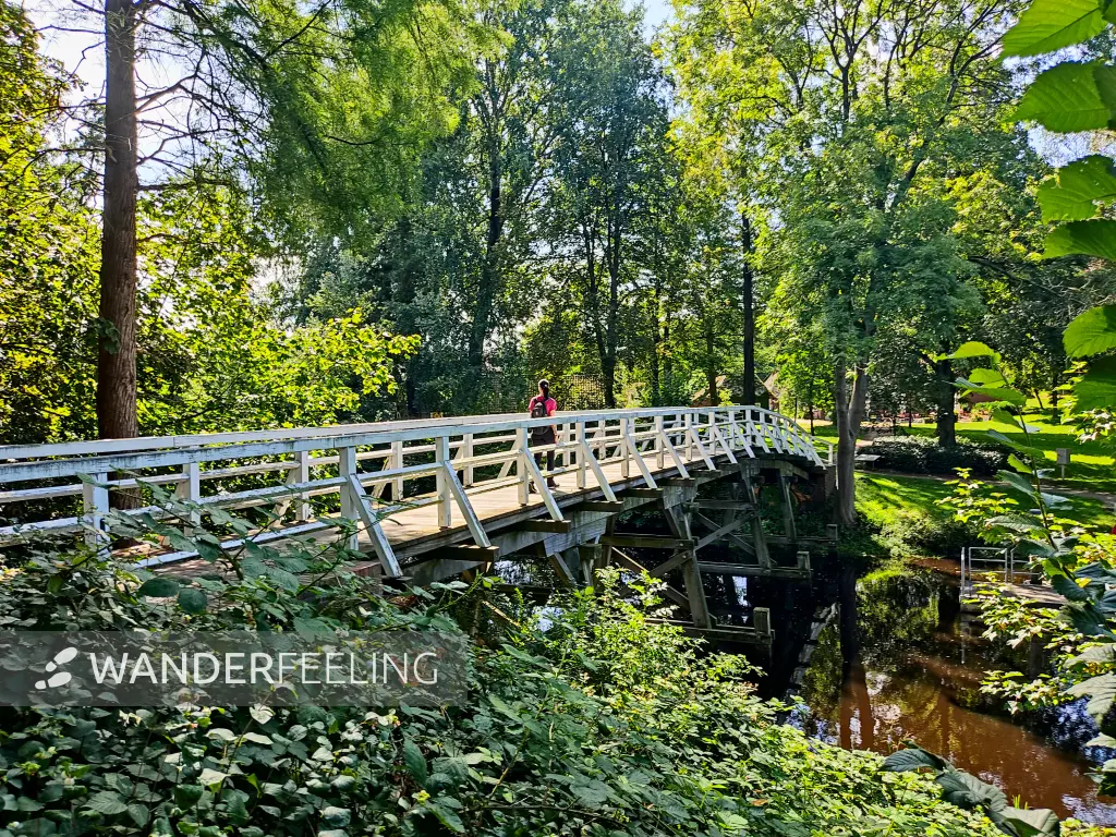 202308220-18 - Brücke über den Burggraben in Stade, Niedersachsen, Deutschland