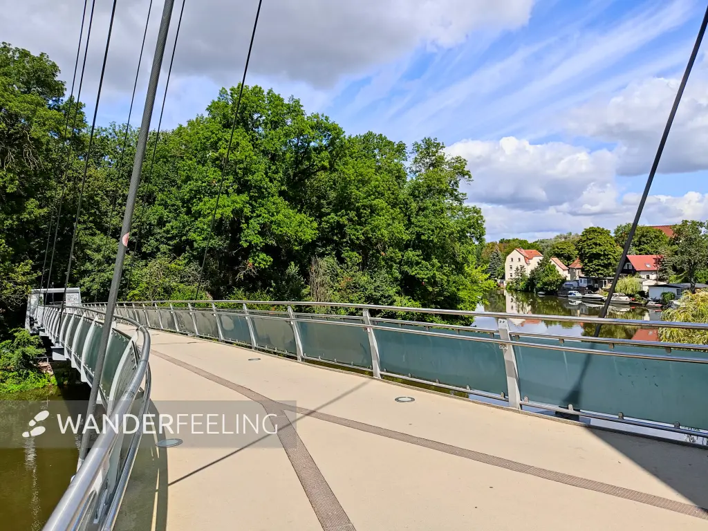 202308090-08 - Brücke über die Saale zur Rabeninsel in Halle, Sachsen-Anhalt, Deutschland