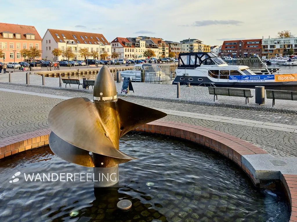 202310300-34 - Brunnen am Stadthafen von Waren, Mecklenburgische Seenplatte, Mecklenburg-Vorpommern, Deutschland