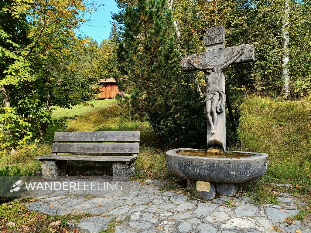 202409230-21 - Brunnen bei Oberammergau, Oberbayern, Bayern, Deutschland