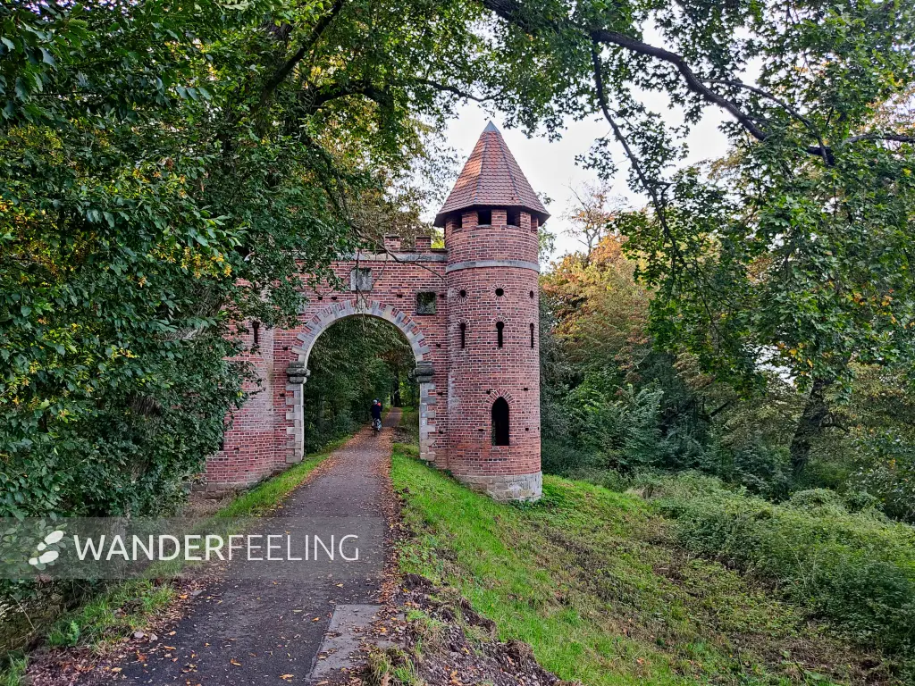202310110-34 - Burgtor am Sieglitzer Berg bei Vockerode, Anhalt-Dessau-Wittenberg, Sachen-Anhalt, Deutschland