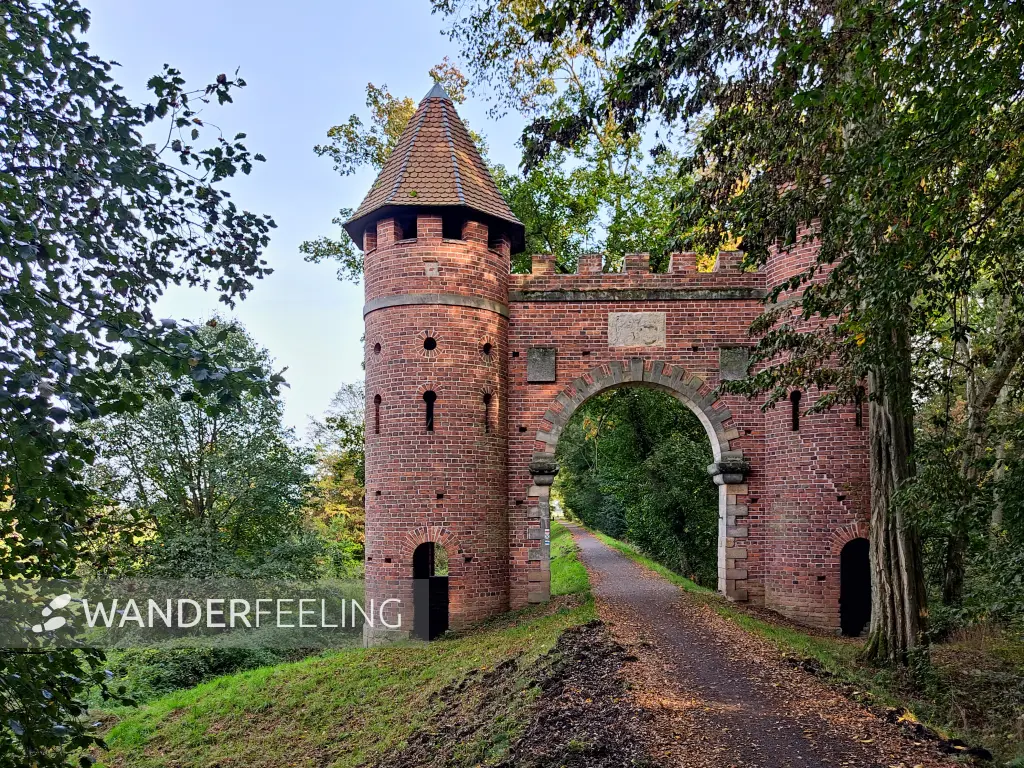 202310110-35 - Burgtor am Sieglitzer Berg bei Vockerode, Anhalt-Dessau-Wittenberg, Sachen-Anhalt, Deutschland