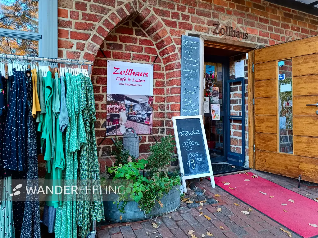 202511071-07 - Café Zollhaus im Treptower Tor in Neubrandenburg, Mecklenburgische Seenplatte, Mecklenburg-Vorpommern, Deutschland