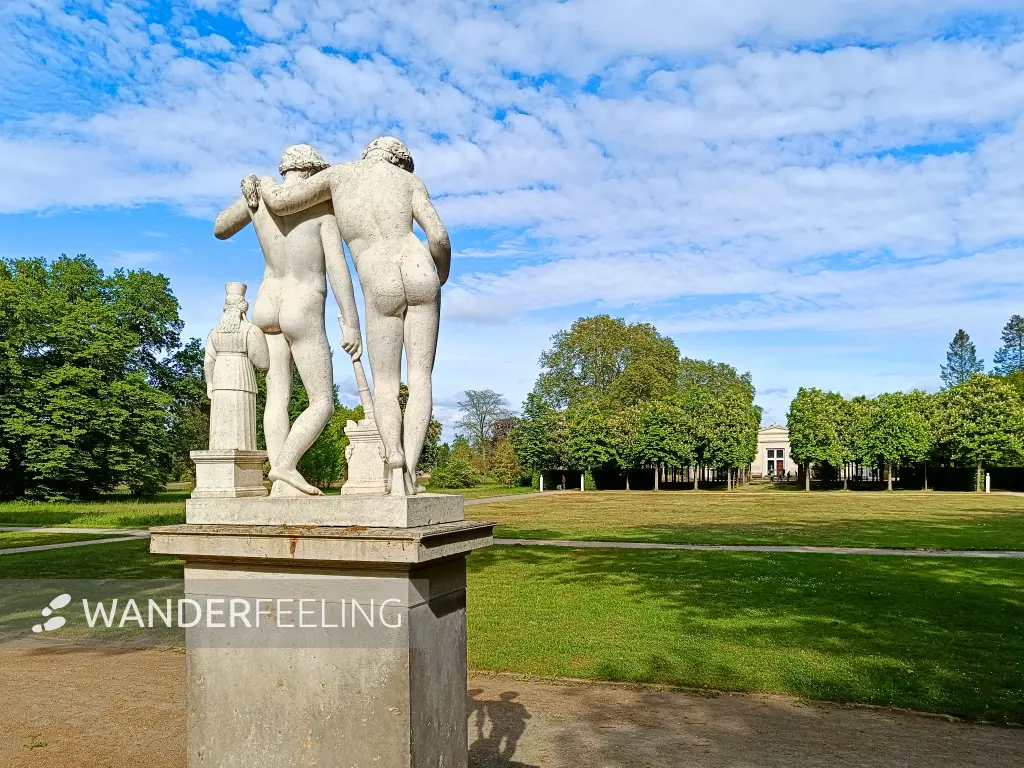 202508100-01 - Castor und Pollux am Schloss Charlottenhof im Park Sanssouci, Potsdam, Brandenburg, Deutschland