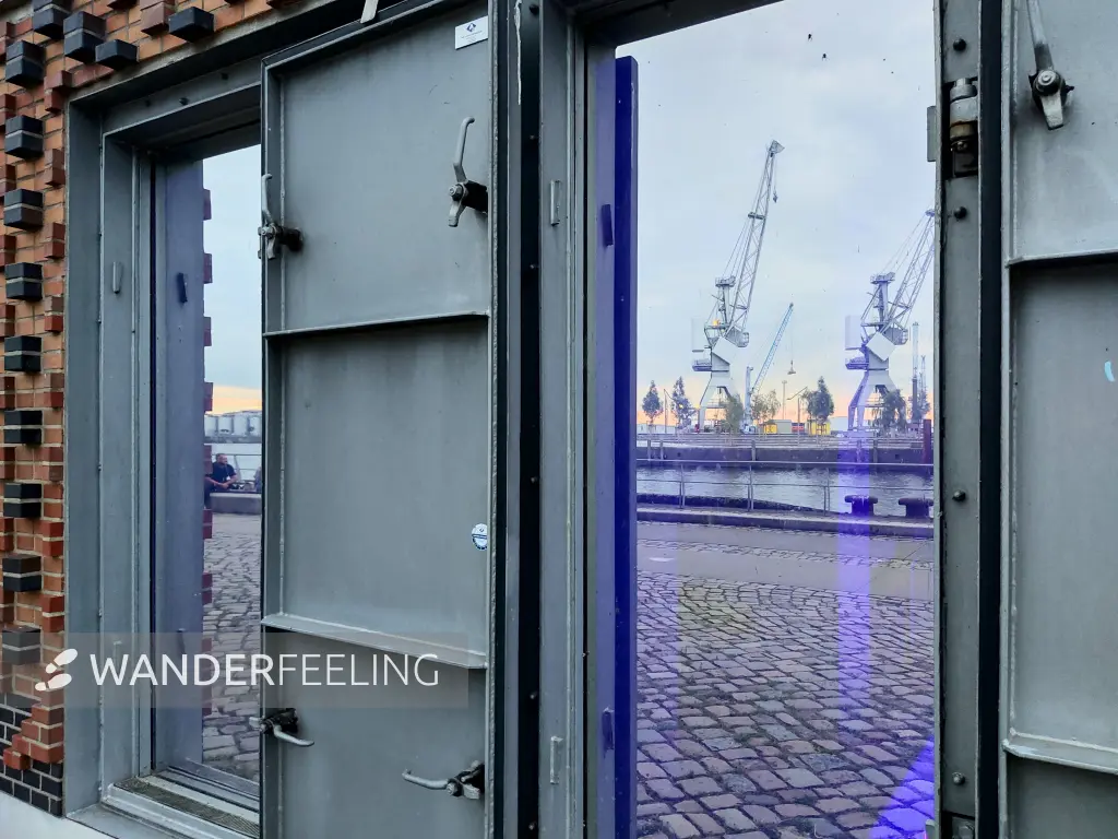 202308231-40 - Dalmannkai in der HafenCity, Hamburg, Deutschland