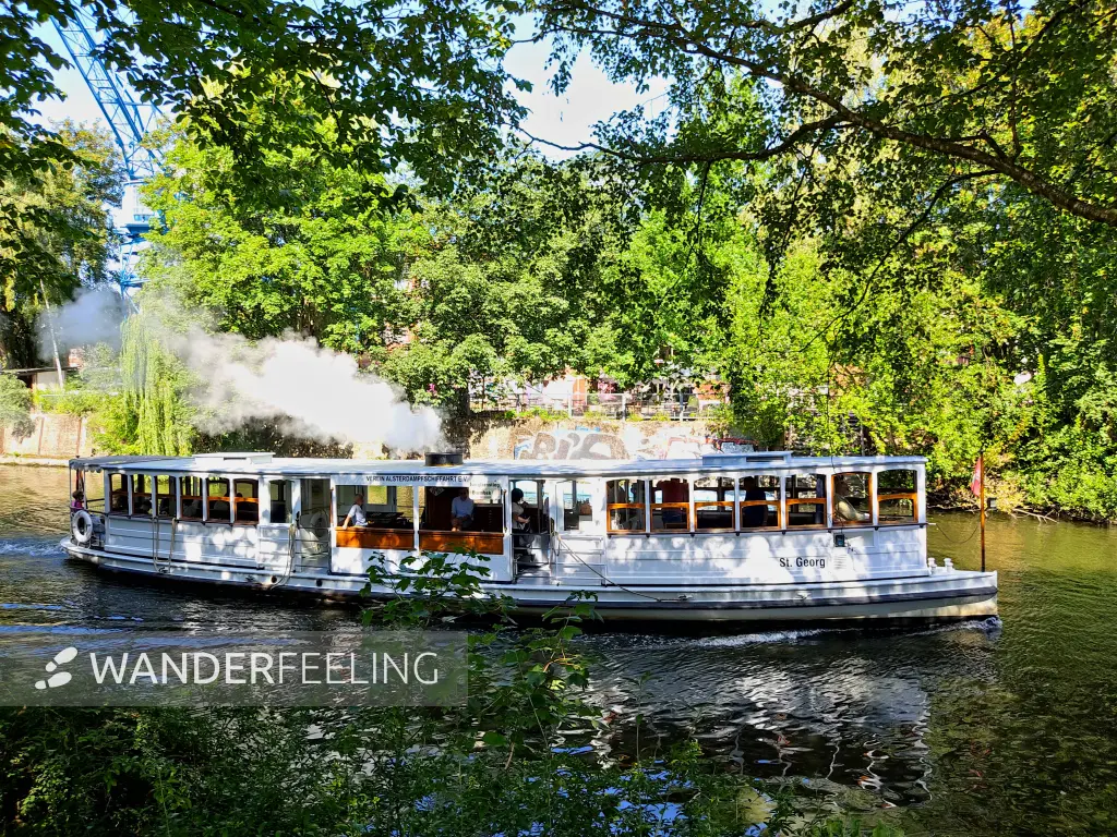 202308200-38 - Dampfschiff auf dem Osterbekkanal in Winterhude, Hamburg, Deutschland