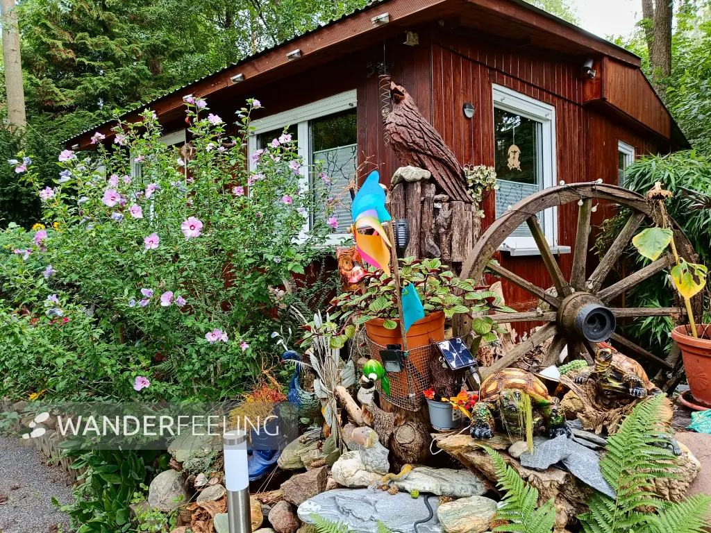 202508020-12 - Dekorierter Campingwagen bei Münchehofe, Märkische Schweiz, Seenland Oder-Spree, Brandenburg, Deutschland