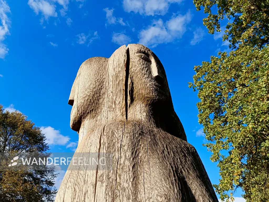 202409300-46 - »Die verwunschenen Schwestern von Libbesicke« auf dem Rastplatz in Libbesicke, Uckermark, Brandenburg, Deutschland