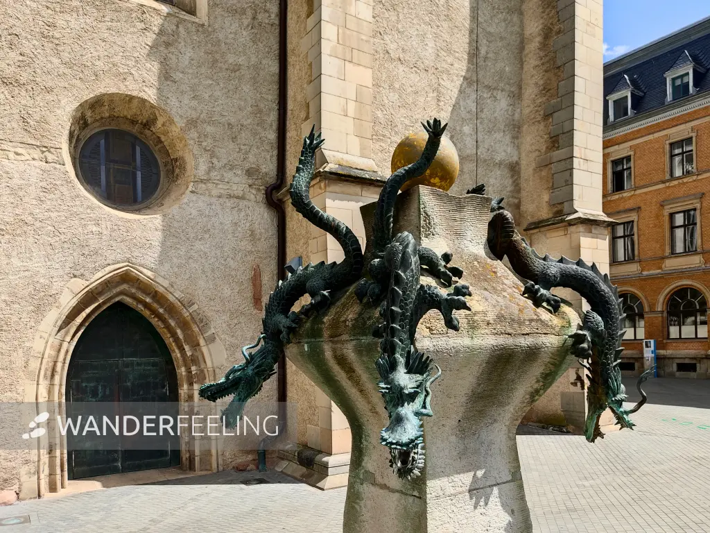 202308090-25 - Drachenbrunnen vor der Marktkirche Unser Lieben Frau in Halle, Sachsen-Anhalt, Deutschland