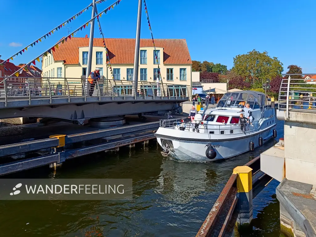 202509300-03 - Drehbrücke in der Inselstadt Malchow, Mecklenburgische Seenplatte, Mecklenburg-Vorpommern, Deutschland