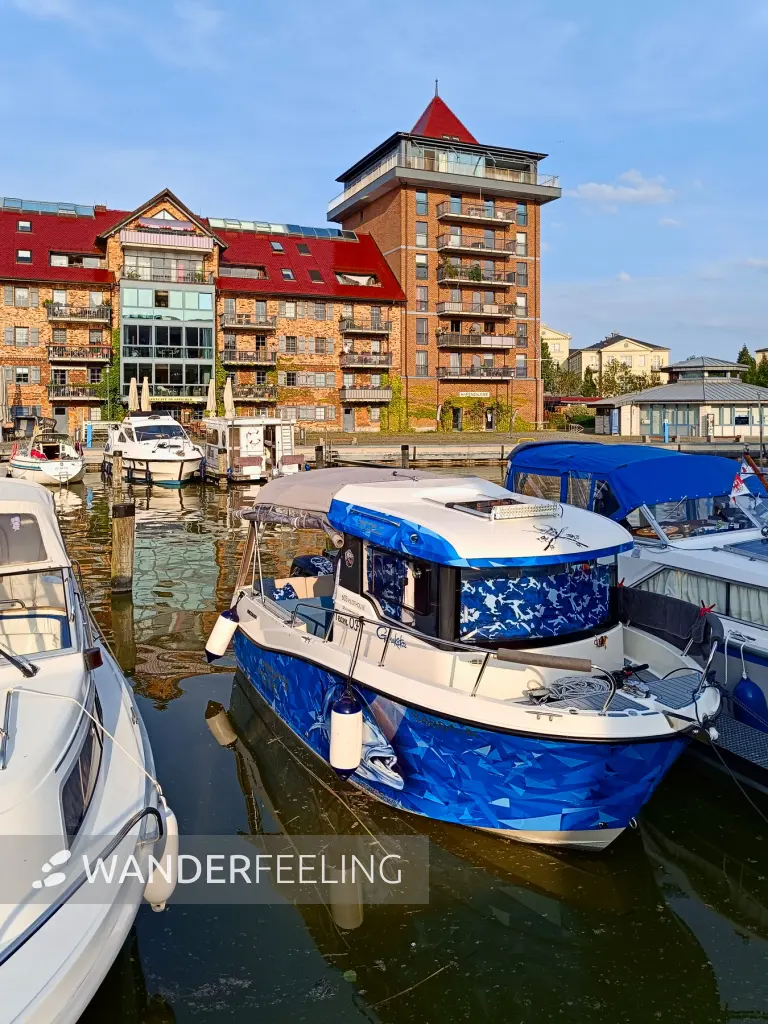 202506030-41 - Ehemaliges Kornspeicher am Stadthafen Neustrelitz, Mecklenburgische Seenplatte, Mecklenburg-Vorpommern, Deutschland