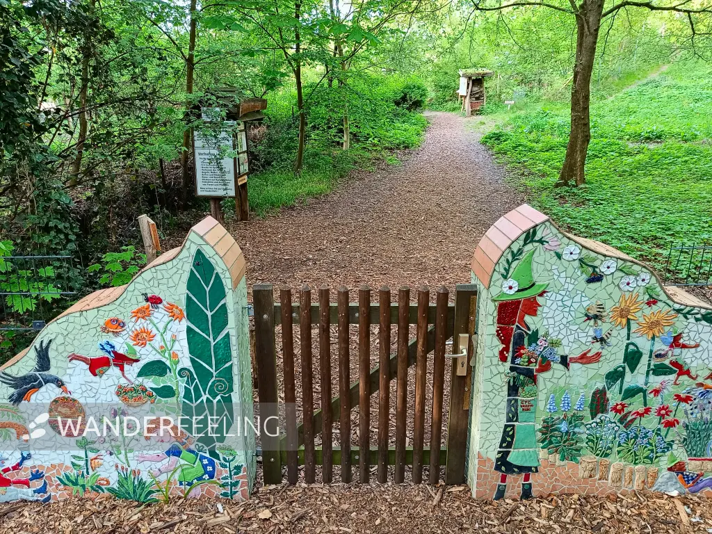 202404290-21 - Eingang zum Kleinen-Spreewald-Park in Schöneiche, Seenland Oder-Spree, Brandenburg, Deutschland