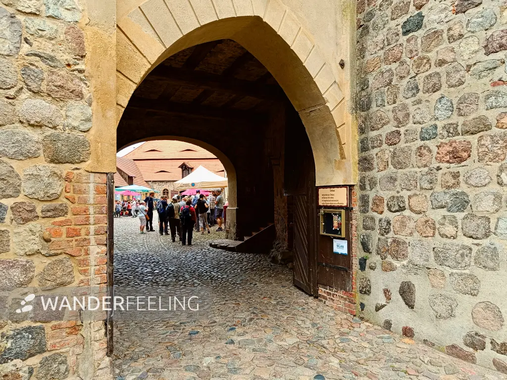 202405260-30 - Eingang zur Burg Rabenstein, Fläming, Brandenburg, Deutschland