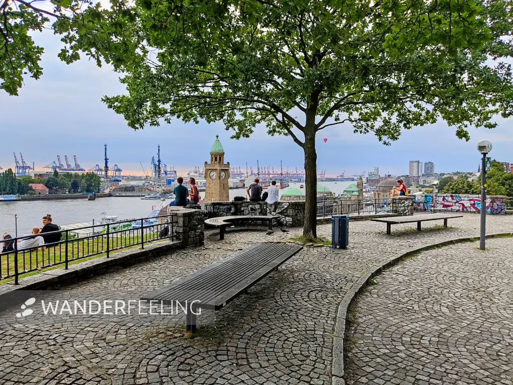 202308231-09 - Elbblick an den Landungsbrücken in der Neustadt, Hamburg, Deutschland