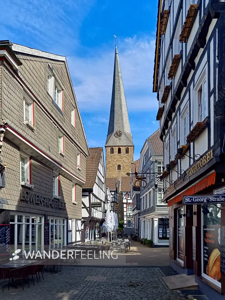 202604260-01 - Fachwerkhäuser und St. Georg in Hattingen, Ruhrgebiet, Nordrhein-Westfalen, Deutschland