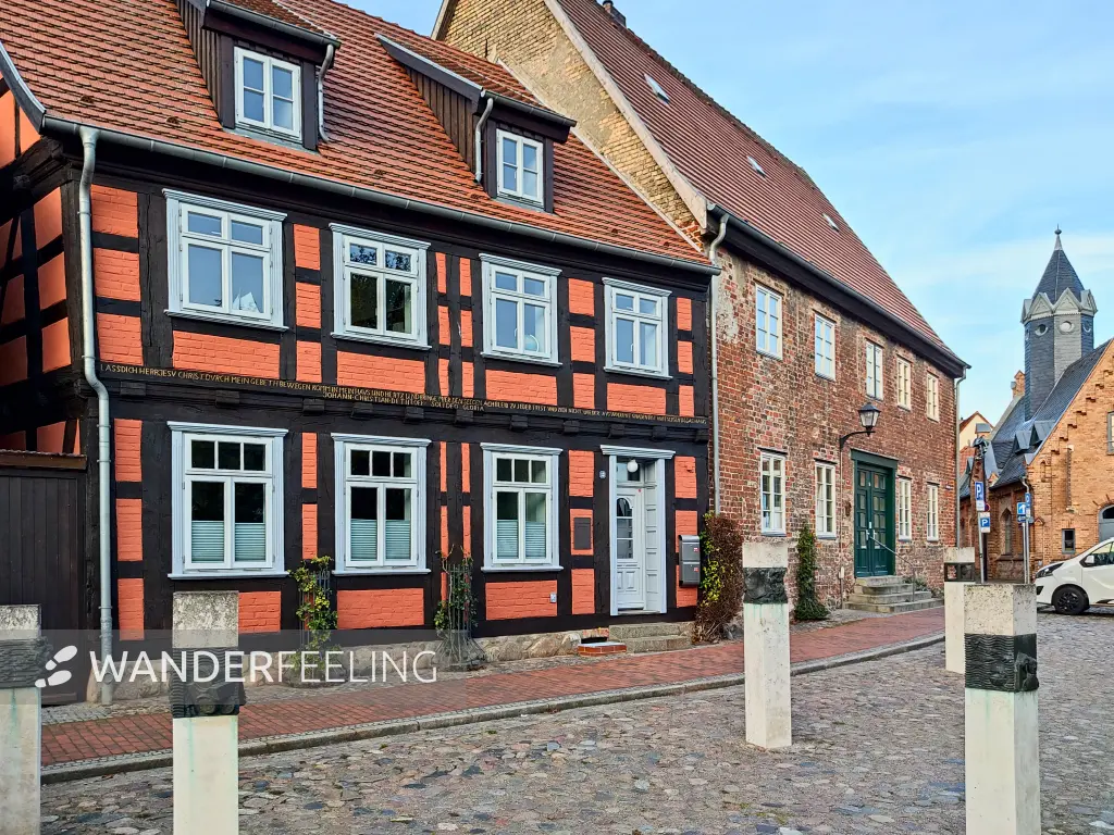 202310300-39 - Fachwerkhaus am Alten Markt in Waren, Mecklenburgische Seenplatte, Mecklenburg-Vorpommern, Deutschland