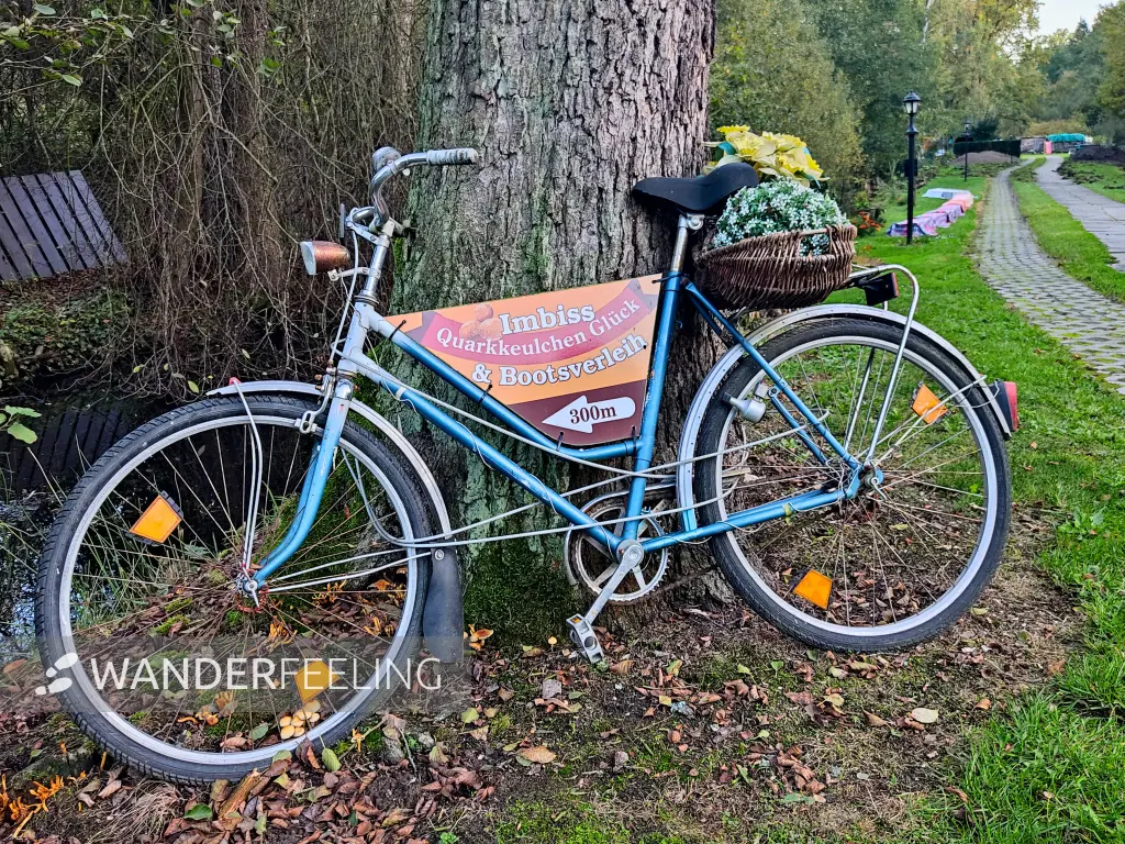 202310230-44 - Fahrrad mit Werbung bei Lehde, Spreewald, Brandenburg, Deutschland