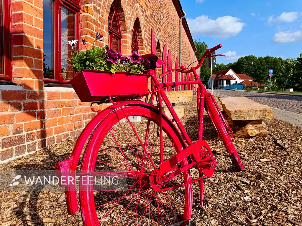 202506110-36 - Fahrrad vor dem Brauhaus in Himmelpfort, Ruppiner Seenland, Brandenburg, Deutschland