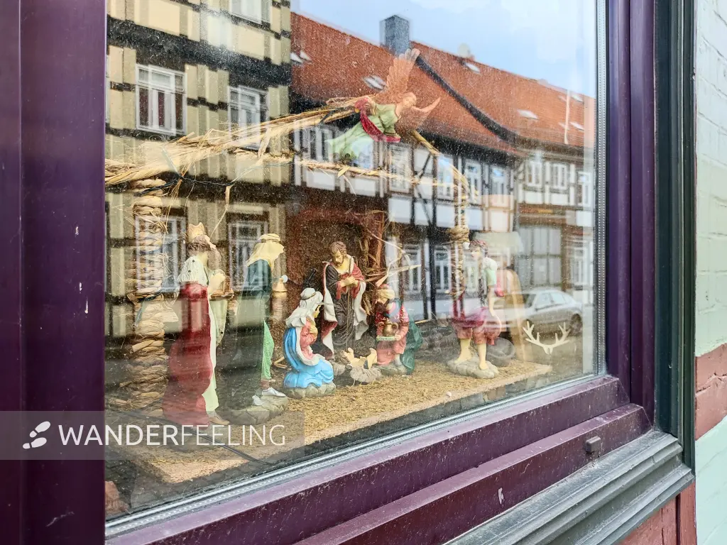 202312180-02 - Fenster mit Krippe in Wernigerode, Harz, Sachsen-Anhalt, Deutschland