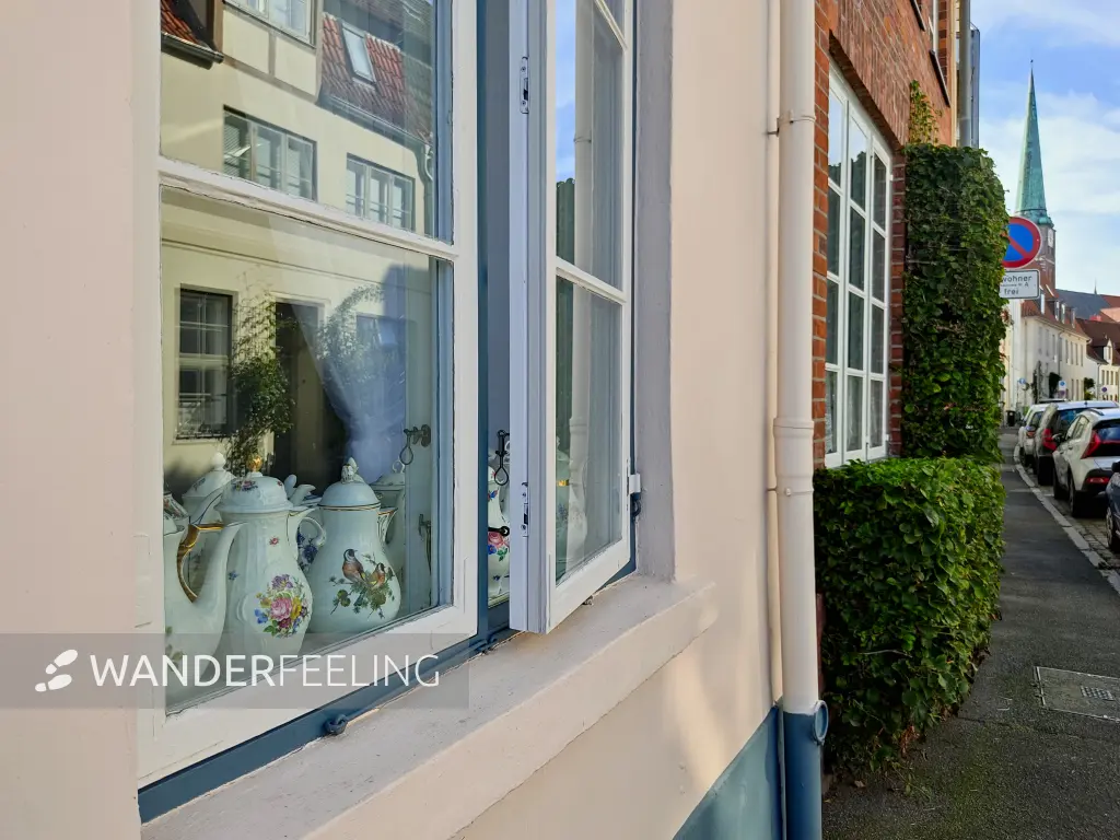 202309210-25 - Fensterdekoration in Lübeck, Lübecker Bucht, Schleswig-Holstein, Deutschland