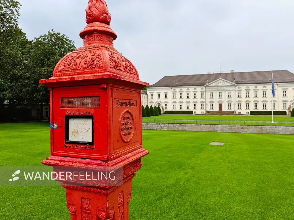 202507230-06 - Feuermelder am Schloss Bellevue am Tiergarten, Berlin, Deutschland