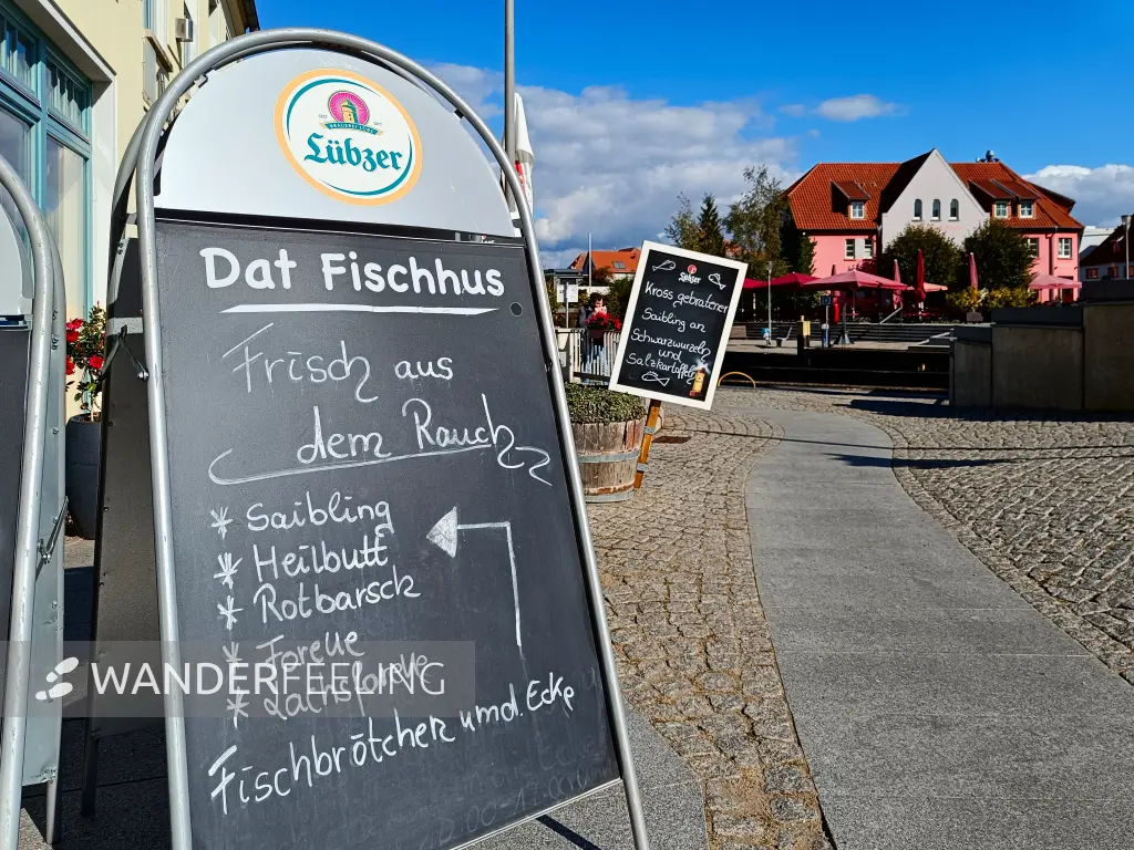 202509300-05 - Fischrestaurant in der Inselstadt Malchow, Mecklenburgische Seenplatte, Mecklenburg-Vorpommern, Deutschland